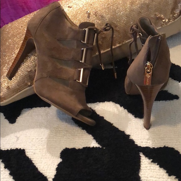 Heels - Picture 5 of 6